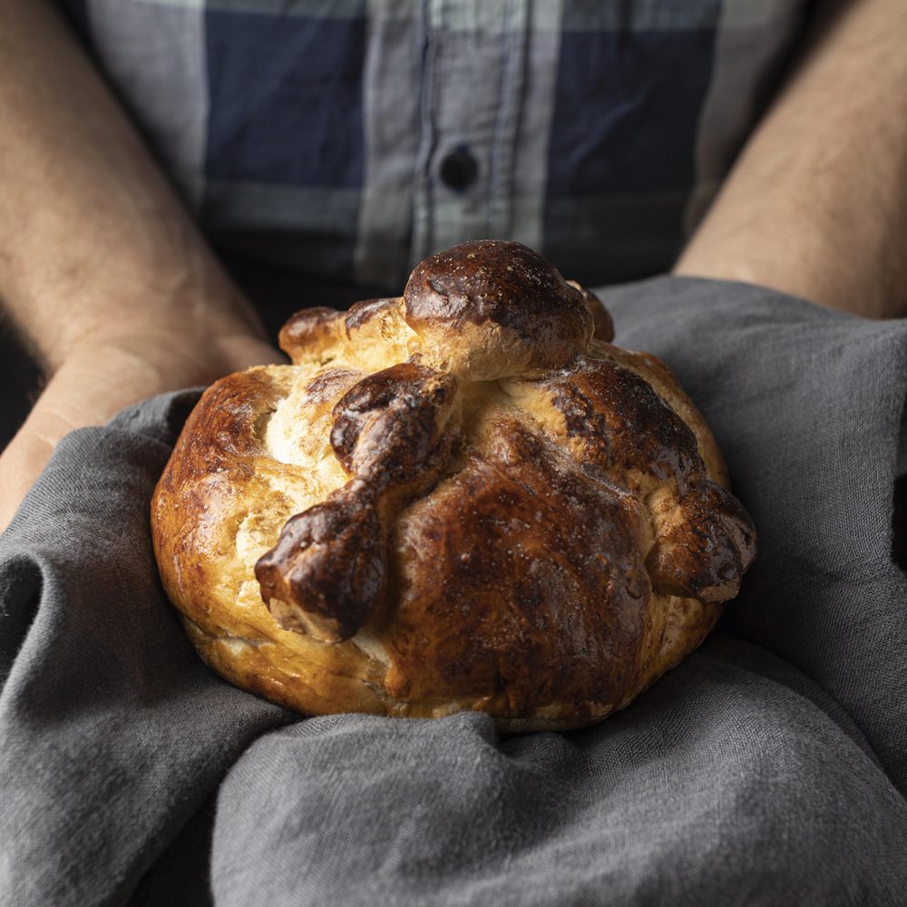 traditional-pan-muerto-arrangement